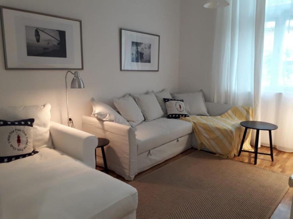 una sala de estar con un sofá y una mesa en La Dolce Vita, luxury in the absolute center, en Burgas