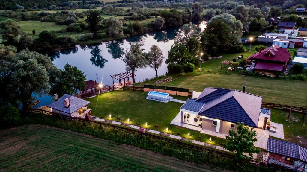 uma vista aérea de uma casa com um rio em Villa Una Navis em Bihać