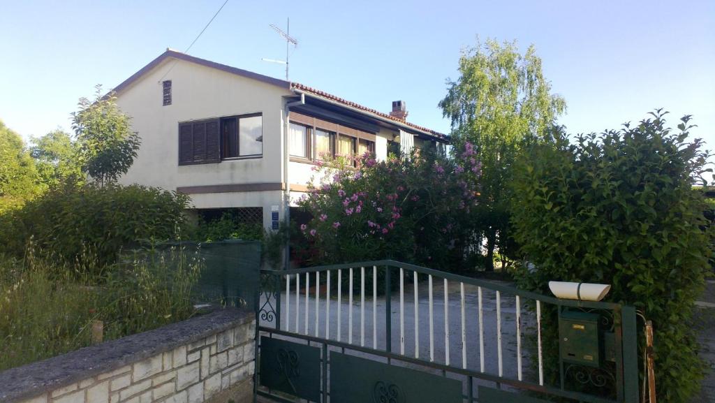 una casa con una valla delante de ella en Guest House Jole, en Rovinj