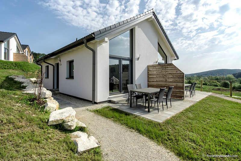 una casa con una mesa y sillas en un patio en Panoramabungalow _Gal_ im Feriendo en Truppach