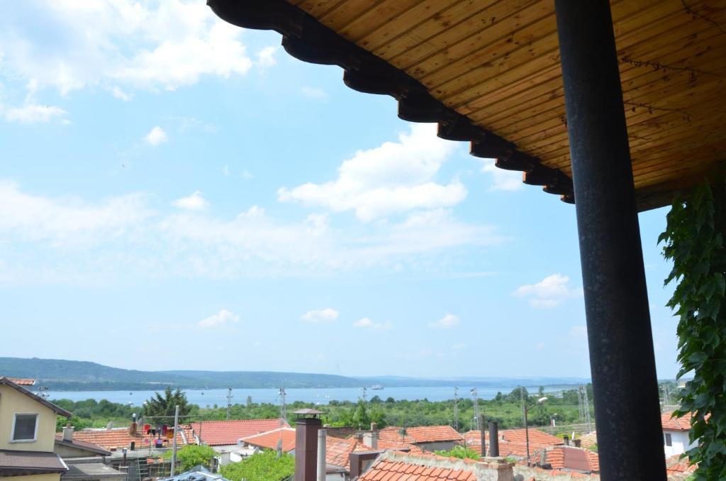 Cette maison offre une vue sur l'océan. dans l'établissement Guest House Amazonia, à Varna