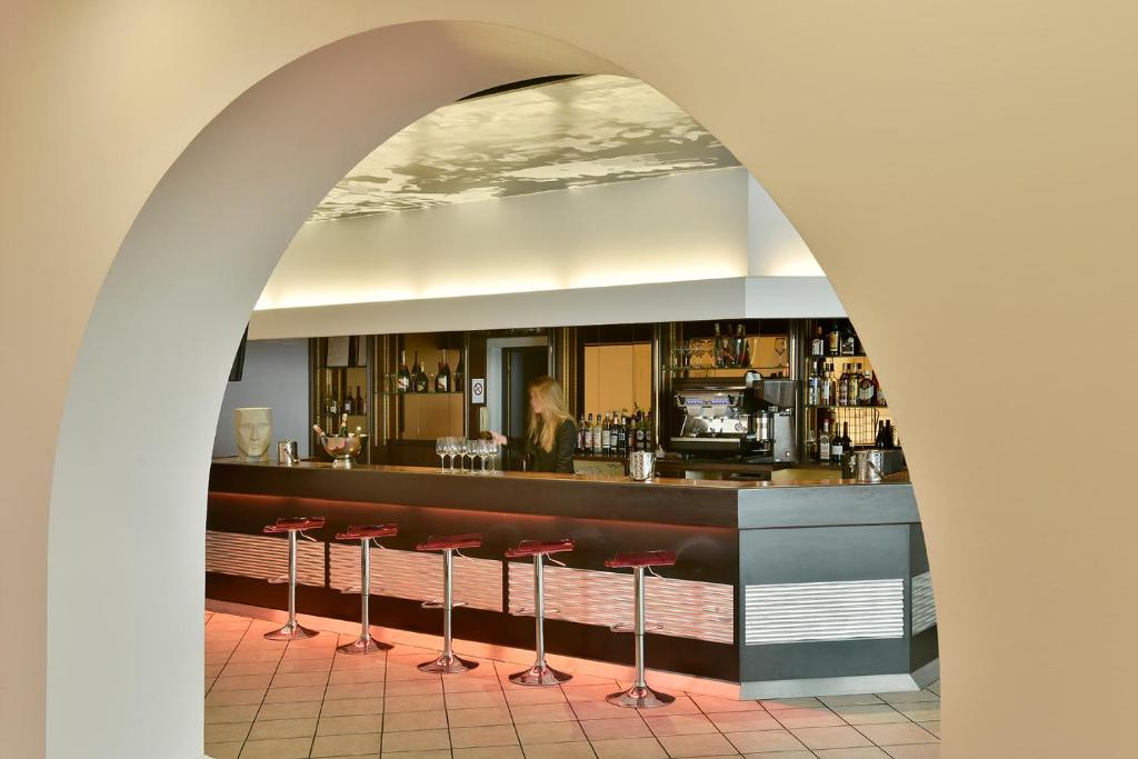 Lounge nebo bar v ubytování Hôtel Arles Plaza