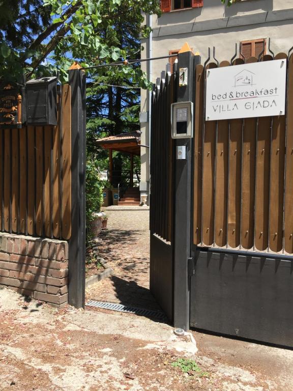 Una puerta negra con un cartel al lado de una casa en Villa GiaDa b&b en Potenza