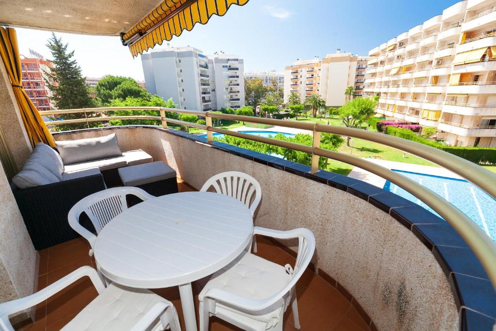 UHC Jerez Cordoba Sevilla Apartments - Apartment With Pool View - Jerez Building