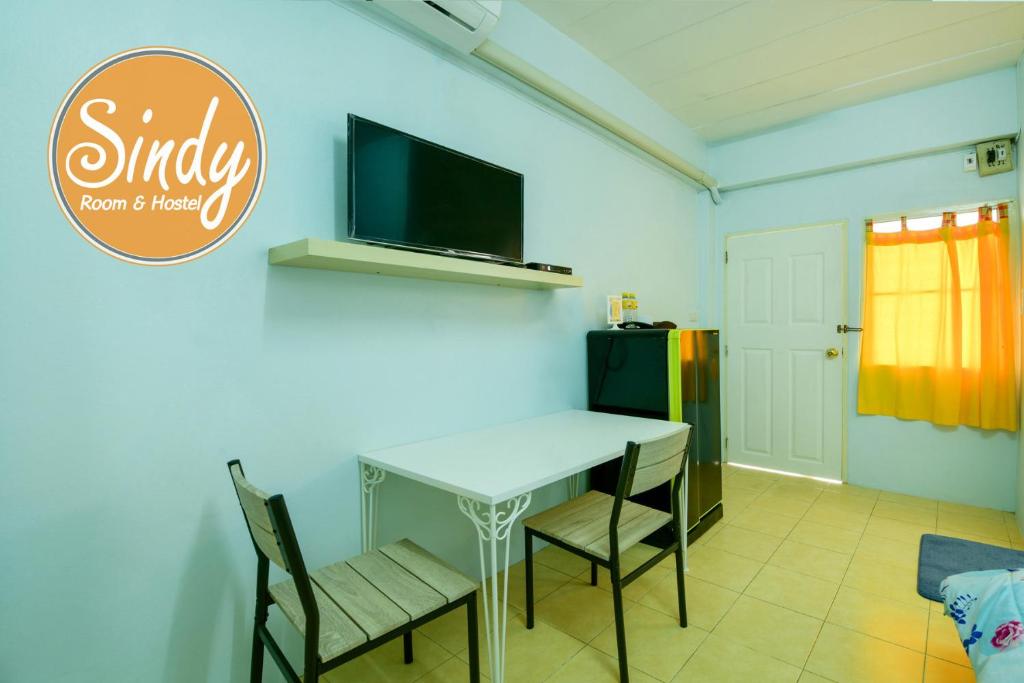 TV a/nebo společenská místnost v ubytování Sindy's Hostel