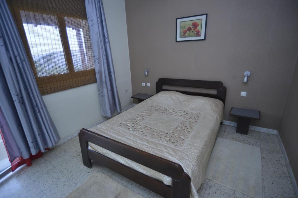 a small bedroom with a bed and a window at Residence Panorama in Aïn Draham