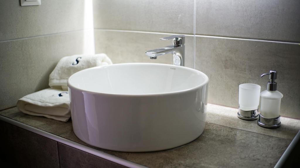 Sinodinos Deluxe Apartments - 9