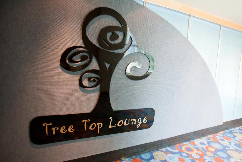 a tree top lounge sign on a wall at Avista Resort in Myrtle Beach