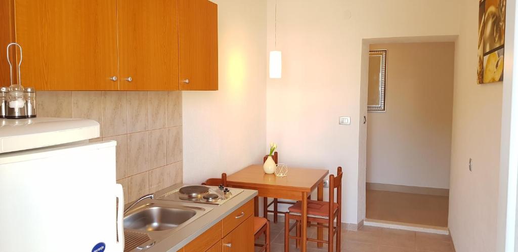 Kuchyň nebo kuchyňský kout v ubytování Apartments Huljić
