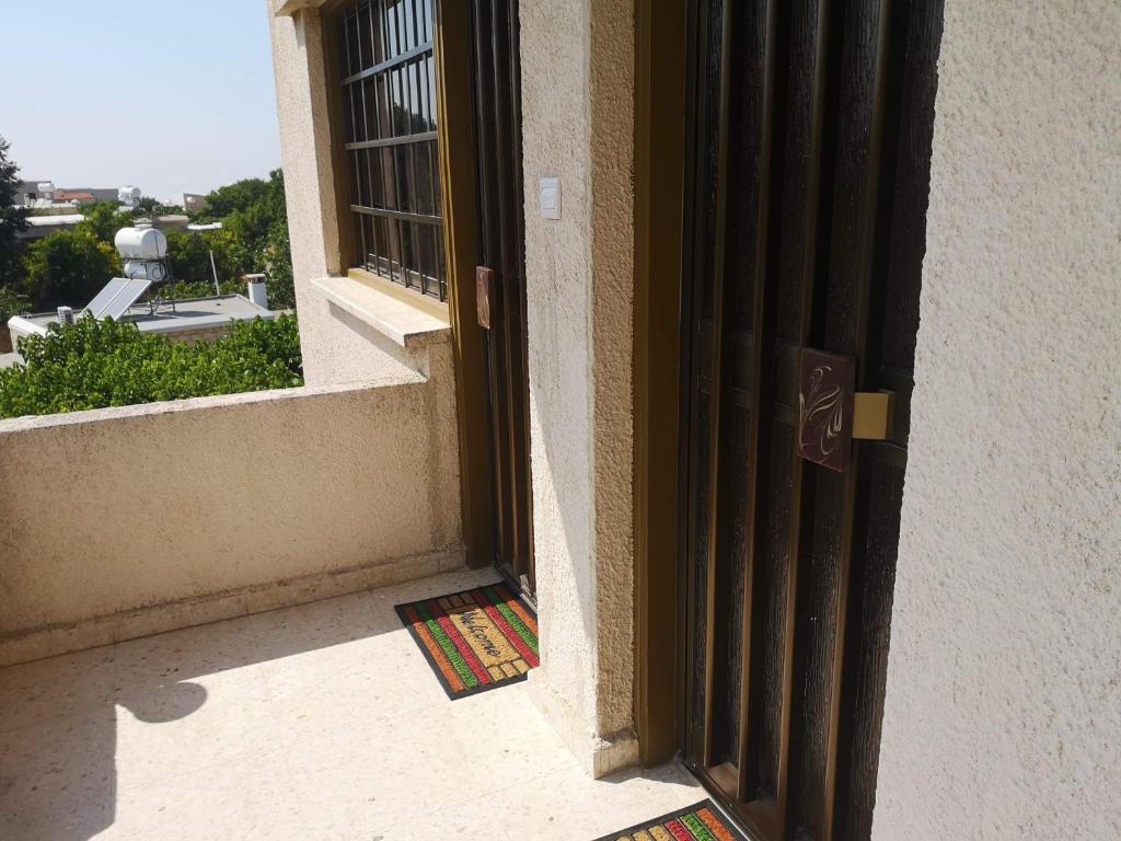 una puerta abierta de un edificio con ventana en Christos Apartments en Droushia