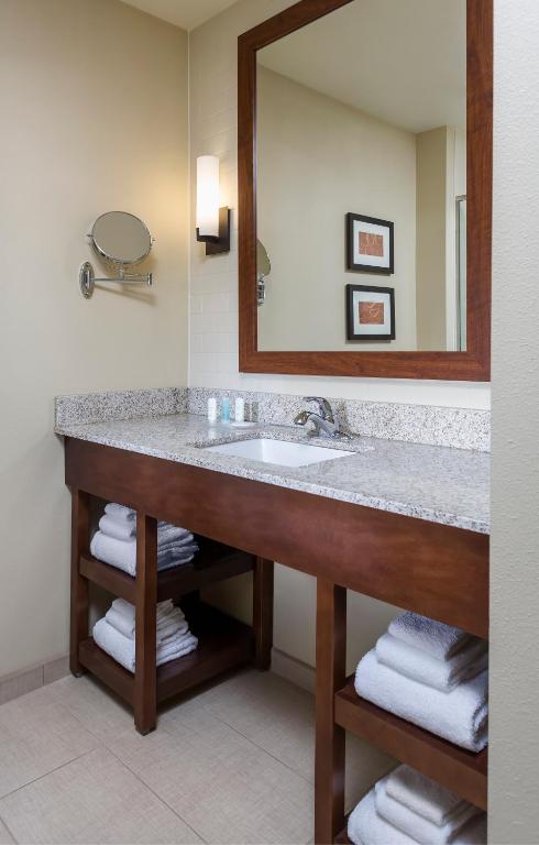 Comfort Suites Fargo Medical Center photo
