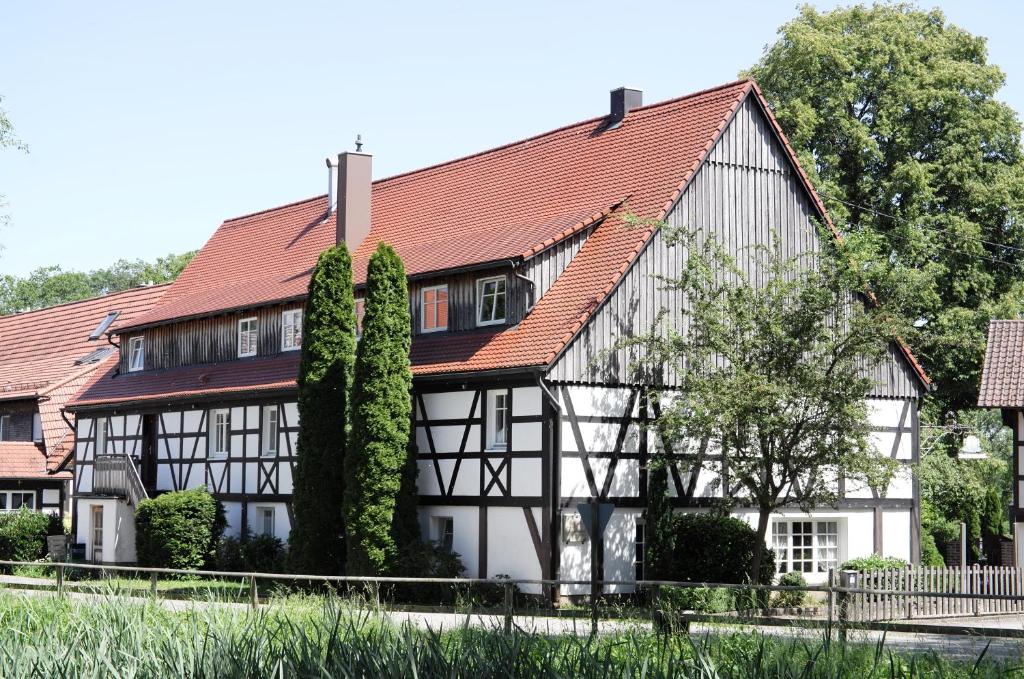 een groot wit en zwart gebouw met een rood dak bij Gasthof Wäscherschloss in Wäschenbeuren