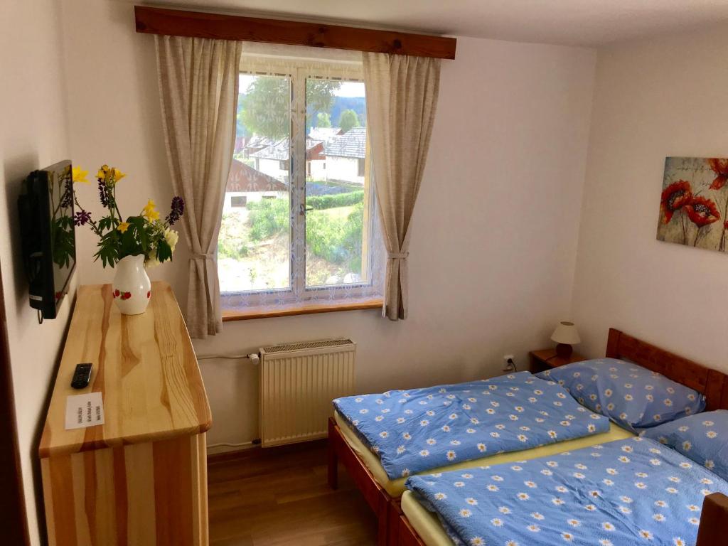 Postel nebo postele na pokoji v ubytování Chalupa Václav Lipno