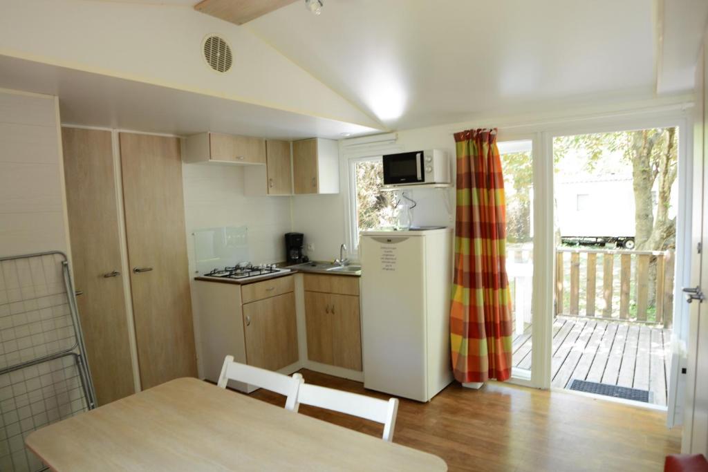 Kuchyň nebo kuchyňský kout v ubytování camping rochecondrie