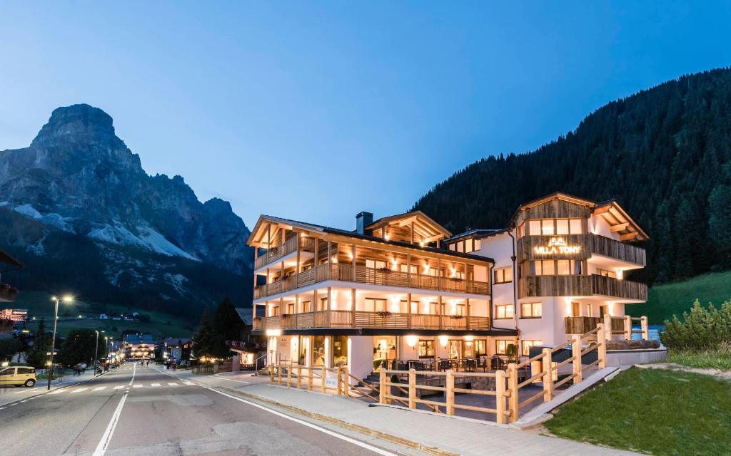 Nespecifikovaný výhled na hory nebo výhled na hory při pohledu z hotelu
