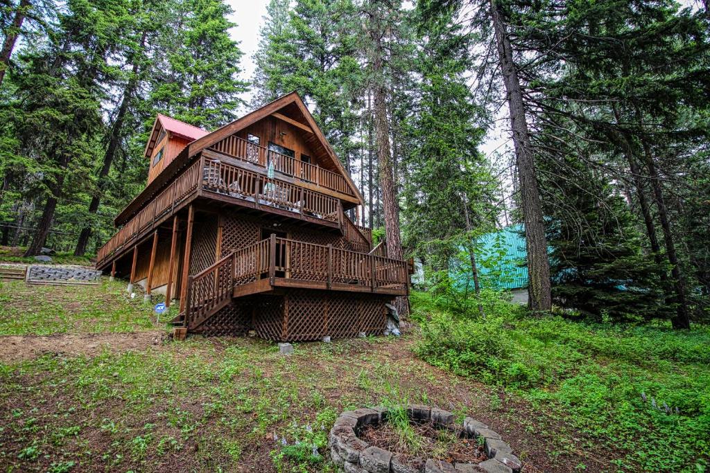 a wooden cabin in the middle of a forest at Keoni's Place in Leavenworth