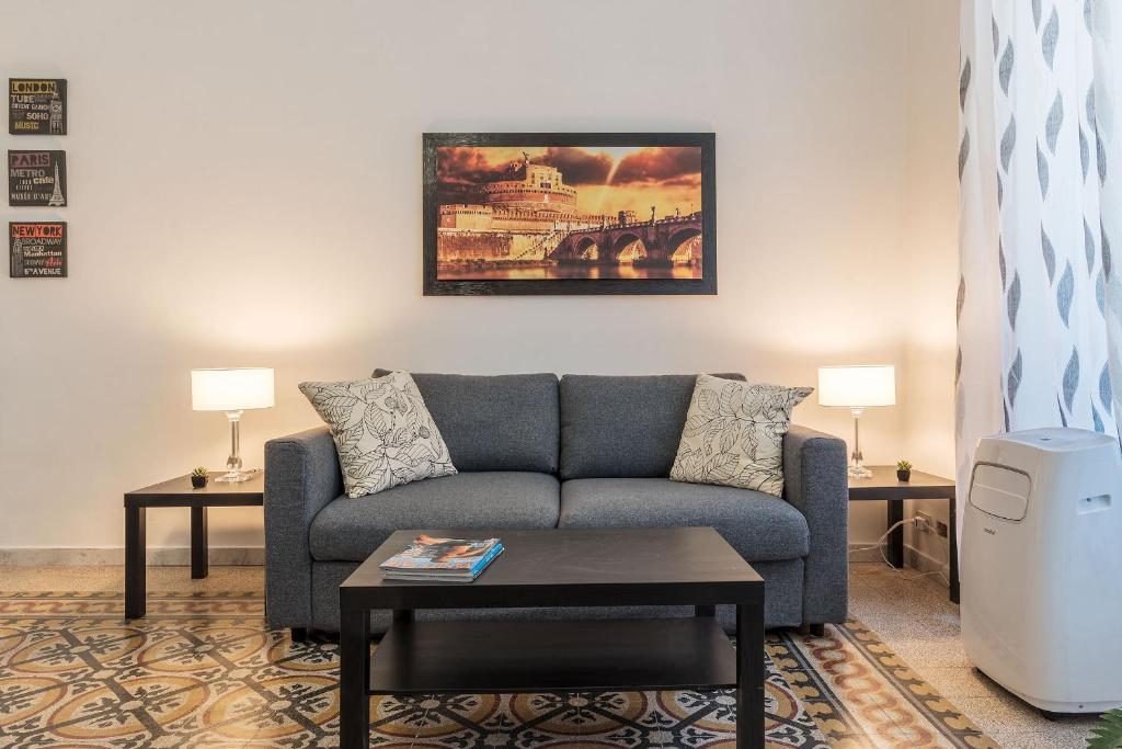 een woonkamer met een bank en een tafel bij Cozy Flat Borgo Pio in Rome