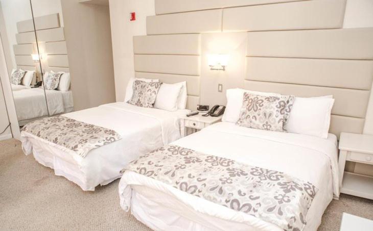 Postel nebo postele na pokoji v ubytování Da Vinci Hotel