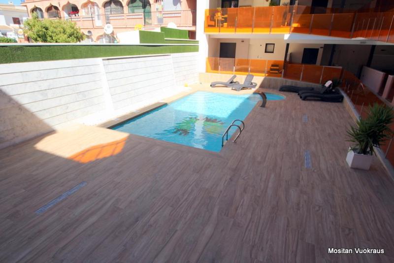 een groot zwembad aan de zijkant van een gebouw bij Alegria1 in Torrevieja