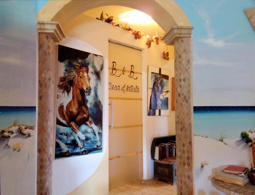 una stanza con un dipinto di un cavallo sul muro di Casa d' Artista B&B a Ozieri