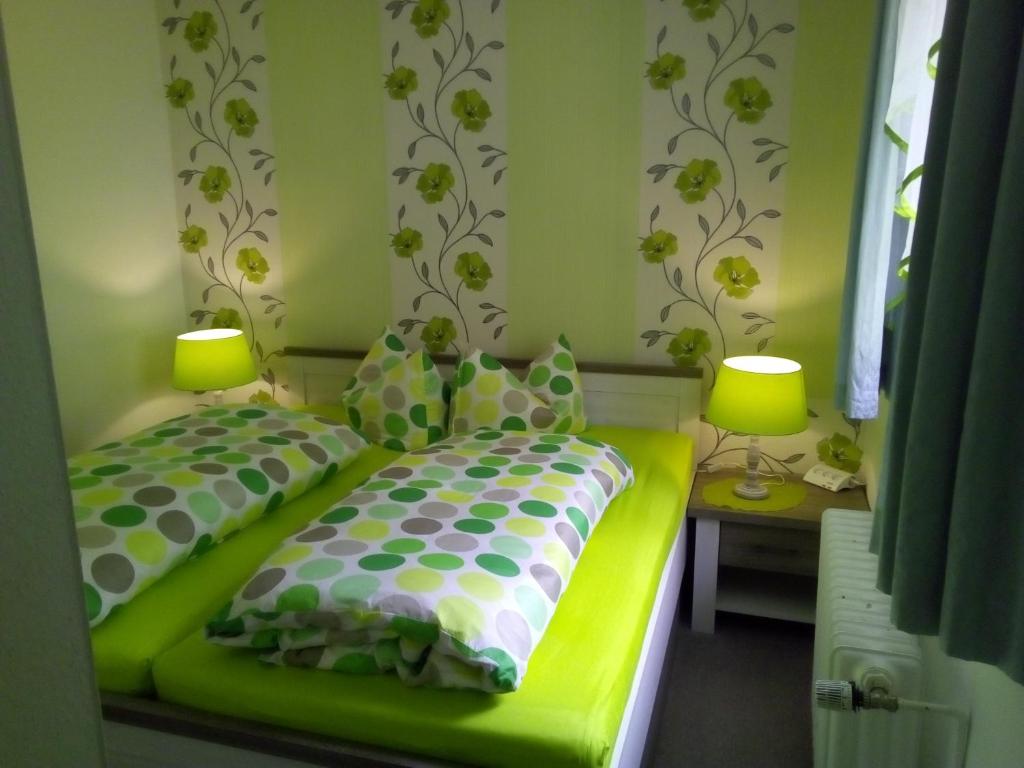 Postel nebo postele na pokoji v ubytování Pension Waldidyll