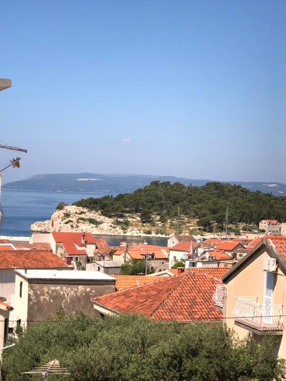 Blick auf eine Stadt mit roten Dächern und das Meer in der Unterkunft Apartment DAZ in Makarska