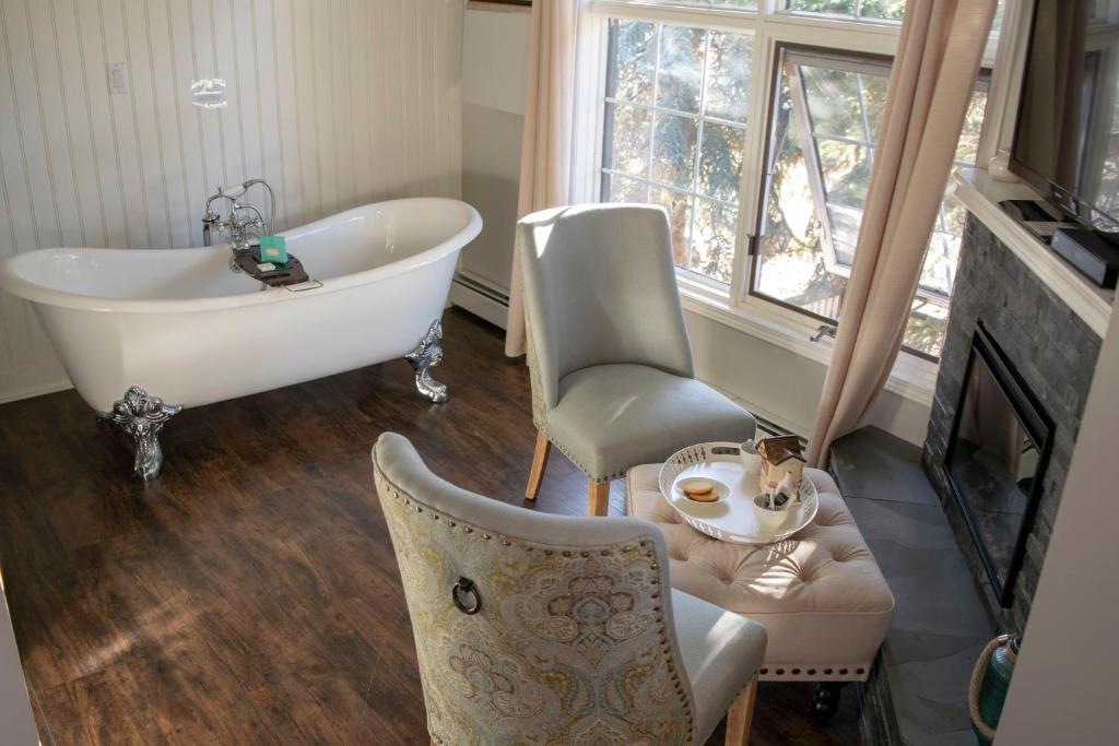 
Deluxe King Suite with Spa Bath
