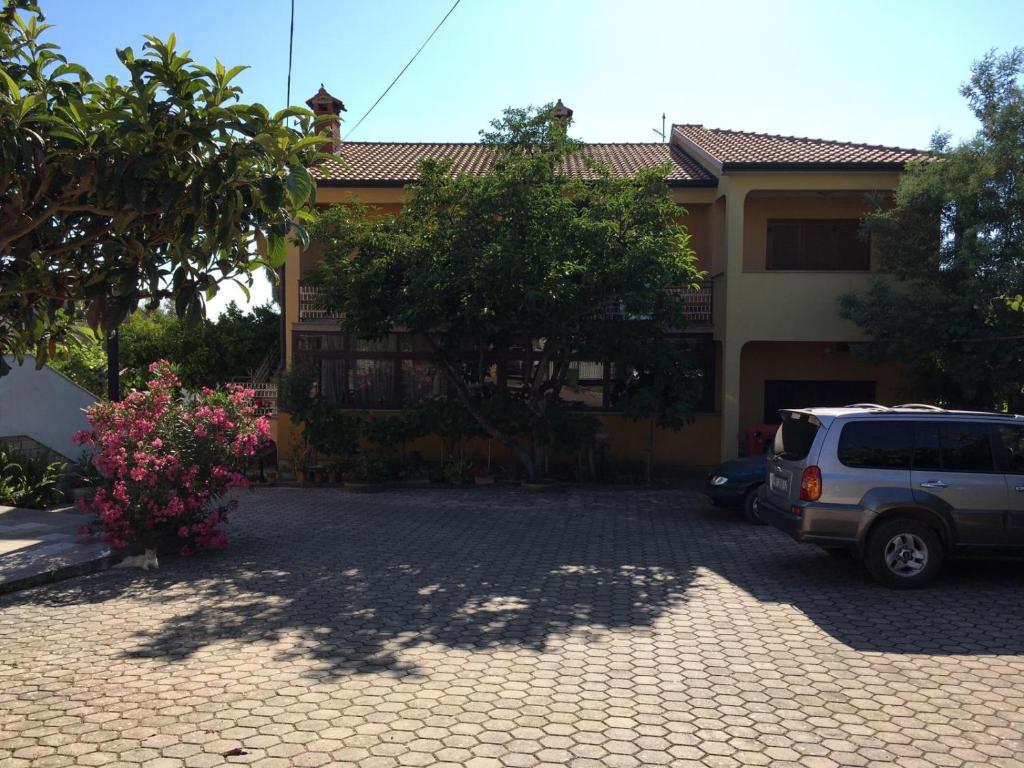 una furgoneta blanca estacionada frente a una casa en Apartment Dalmatini en Vabriga