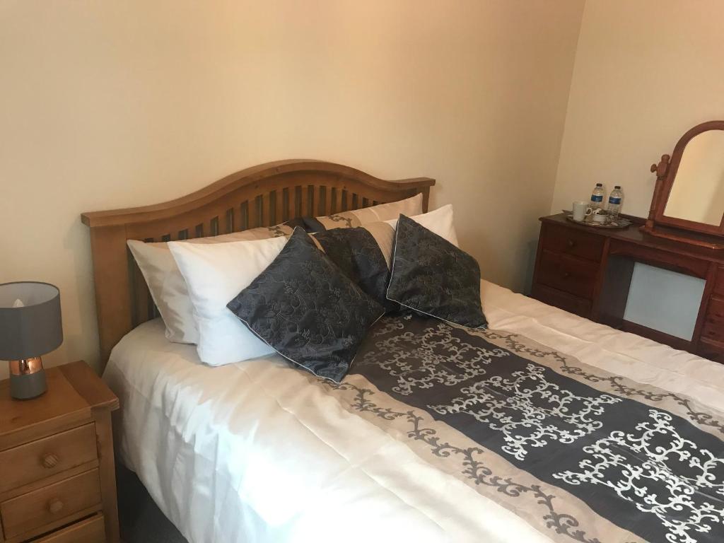 Кровать или кровати в номере Prime location rooms in high street