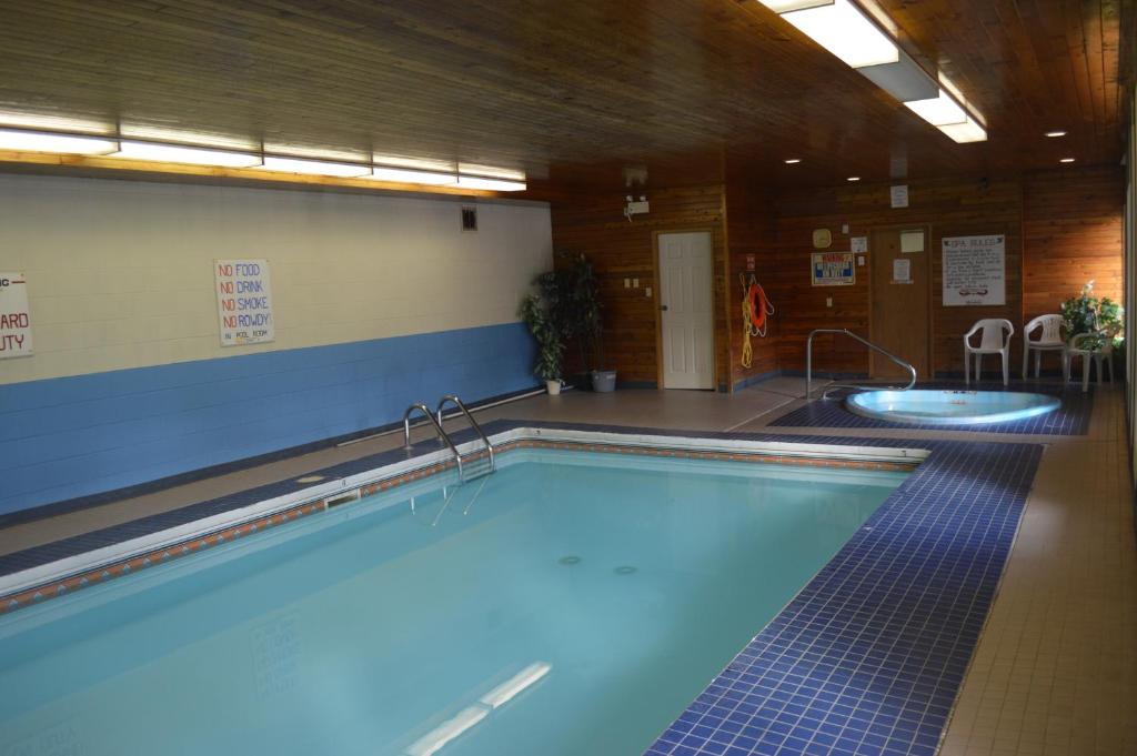 Bazén v ubytování Mary's Motel nebo v jeho okolí