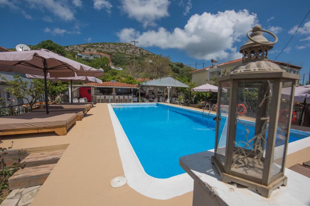 una piscina in un hotel con un resort di Anthis Studios a Pythagóreion