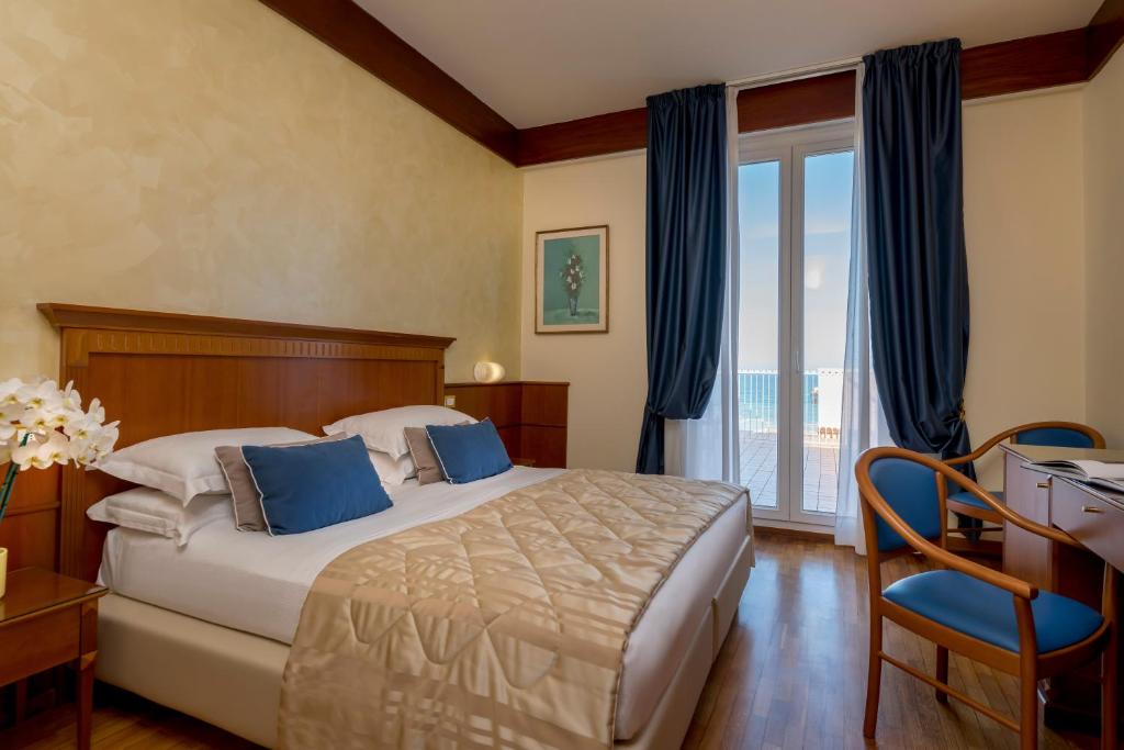 Ένα ή περισσότερα κρεβάτια σε δωμάτιο στο Hotel Bellevue