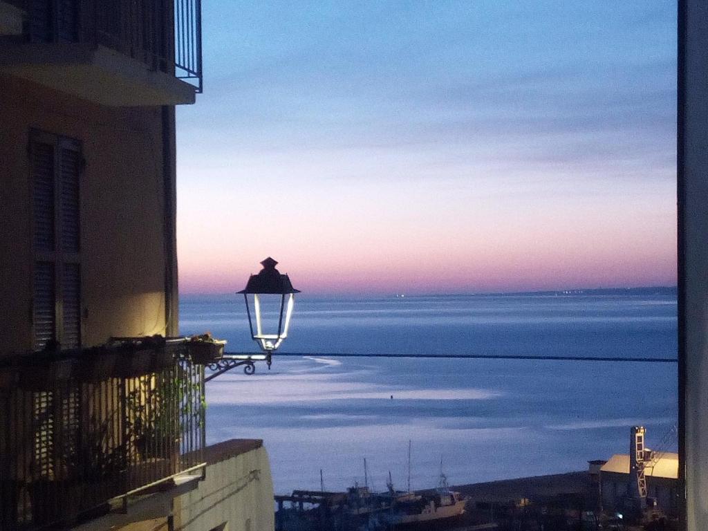 a street light on a building with a view of the ocean at LA FINESTRA SUL MARE in Ortona