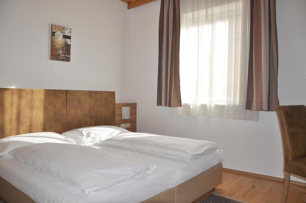 Postel nebo postele na pokoji v ubytování Hotel Almtalerhof