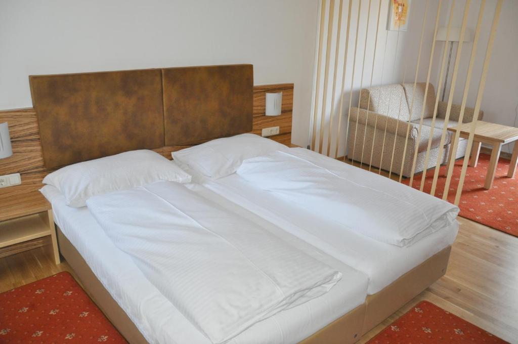 Postel nebo postele na pokoji v ubytování Hotel Almtalerhof