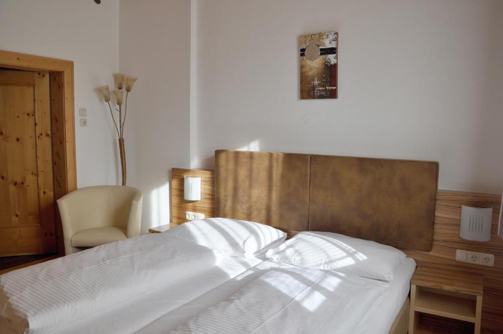 Postel nebo postele na pokoji v ubytování Hotel Almtalerhof