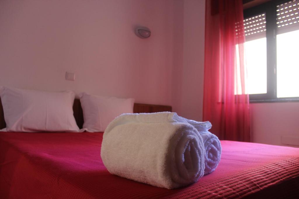 una habitación de hotel con una toalla en una cama en Eurosun Hotels Loulé, en Loulé