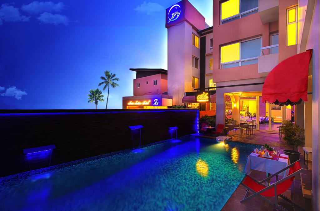 - une piscine en face de l'hôtel la nuit dans l'établissement Home Suites Boutique Hotel, à Freetown