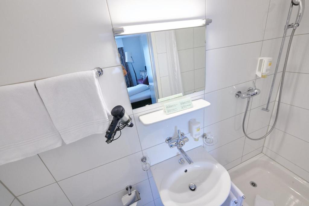 Koupelna v ubytování Hotel Holiday Thun