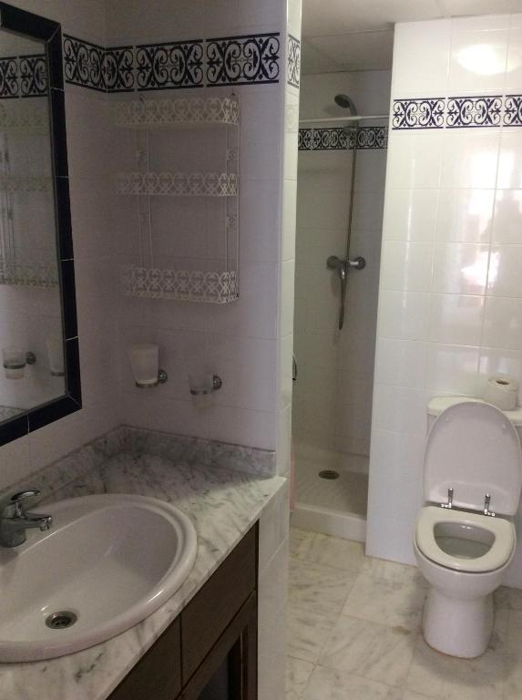 un baño con lavabo e inodoro en Tus vacaciones junto al mar, en Torrevieja