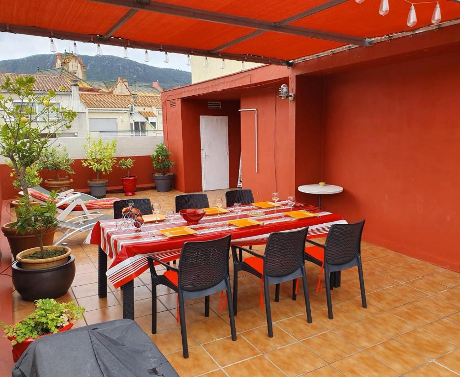 un patio con mesa y sillas en penthouse Llancia, en Llançà