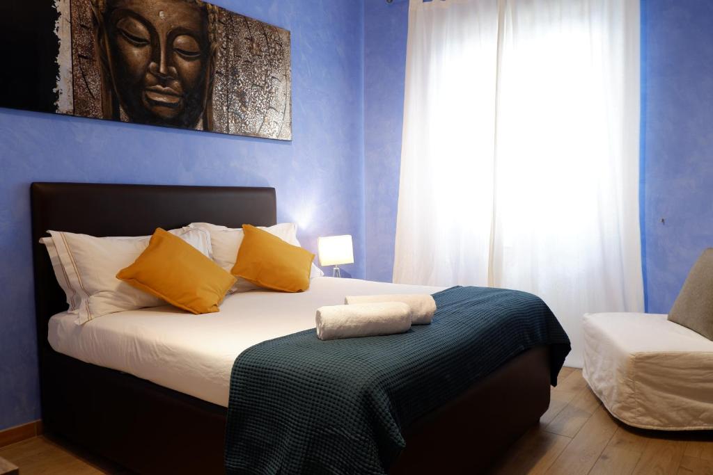 ローマにあるThe Blue Strawberry House in San Giovanni Romaのベッドルーム(キングサイズベッド1台、黄色い枕付)