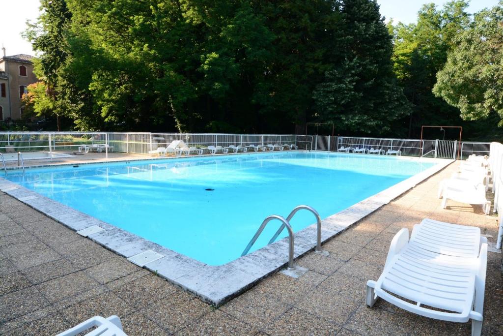 Bazén v ubytování camping rochecondrie nebo v jeho okolí