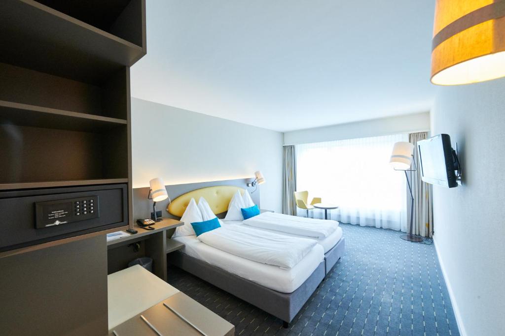 Postel nebo postele na pokoji v ubytování Hotel Holiday Thun