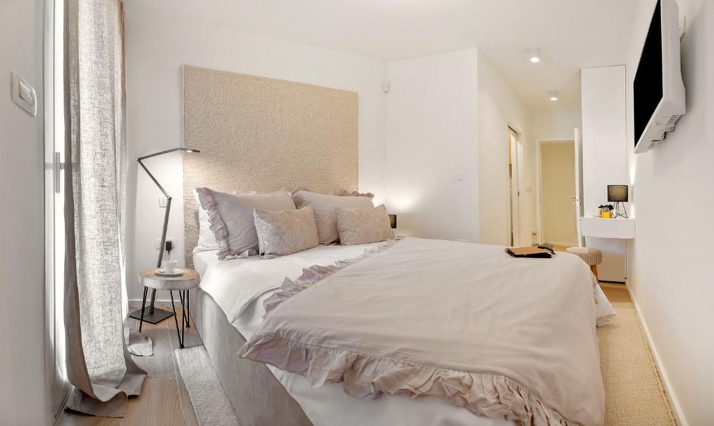 Posteľ alebo postele v izbe v ubytovaní The Pleasurist - apartment with PRIVATE heated pool and terrace