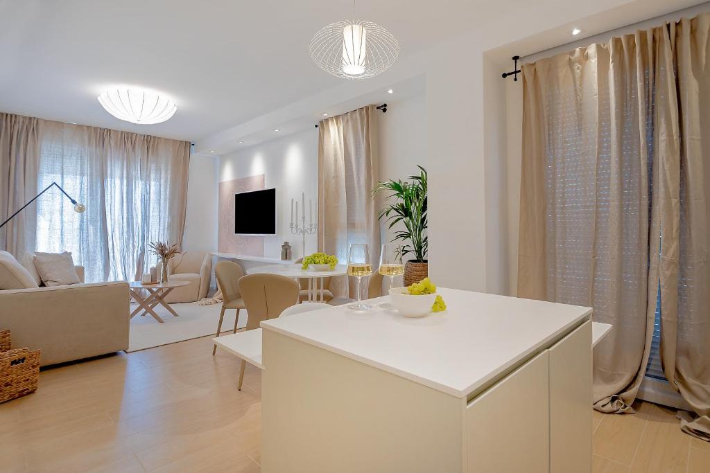Televízia a/alebo spoločenská miestnosť v ubytovaní The Pleasurist - apartment with PRIVATE heated pool and terrace
