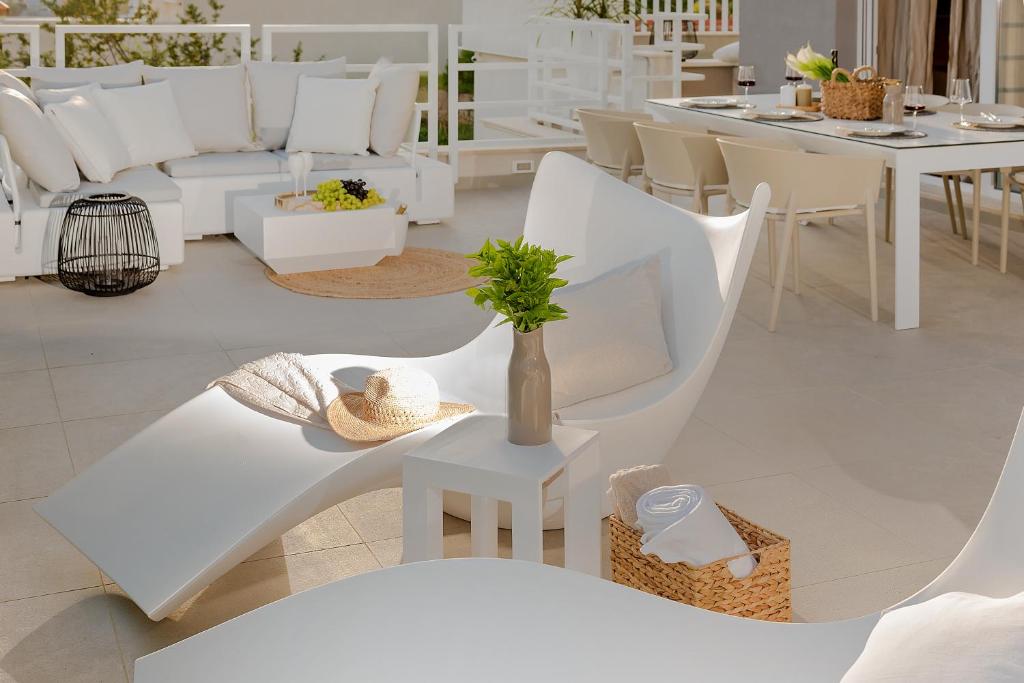 uma sala de estar com mobiliário branco e uma mesa em The Pleasurist only yours heated pool and terrace em Split
