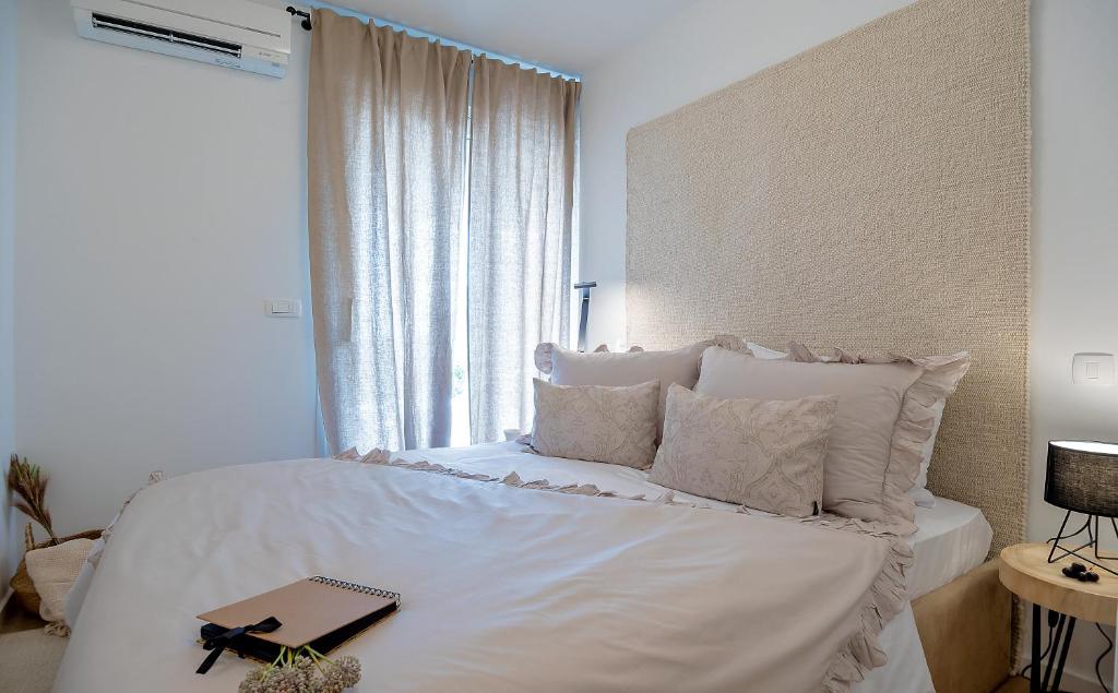 Posteľ alebo postele v izbe v ubytovaní The Pleasurist - apartment with PRIVATE heated pool and terrace