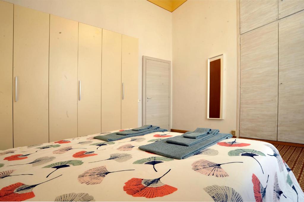 een slaapkamer met een groot bed met bloemen erop bij GIARDINO IN CITTA; CENTRALISSIMO in Sanremo