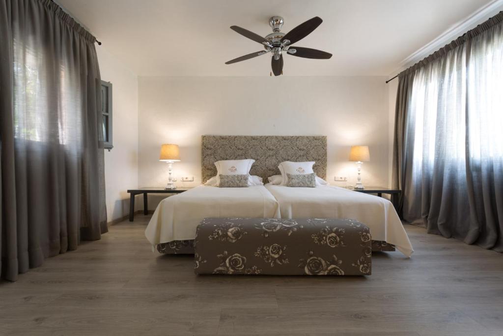 Postel nebo postele na pokoji v ubytování Hotel Rural Cas Pla